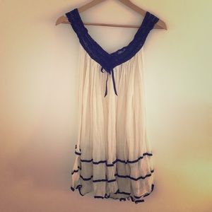 Vintage-like mini dress with crochet trim